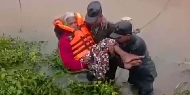 ভয়াবহ বন্যায় বিপর্যস্ত শ্রীলঙ্কা, চলছে উদ্ধার অভিযান