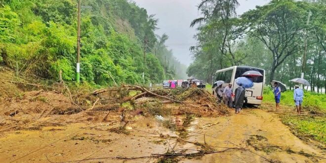 কক্সবাজারের মেরিন ড্রাইভে পাহাড়ধস, পর্যটকসহ আহত ৬