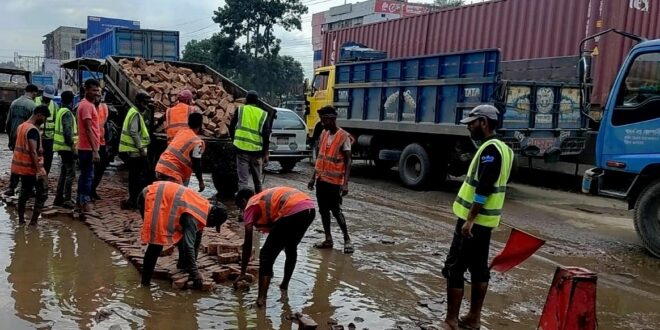 সওজের সংস্কারকাজে কুমিল্লায় ২০ কিলোমিটার যানজট, ঘণ্টার পর ঘণ্টা দুর্ভোগ