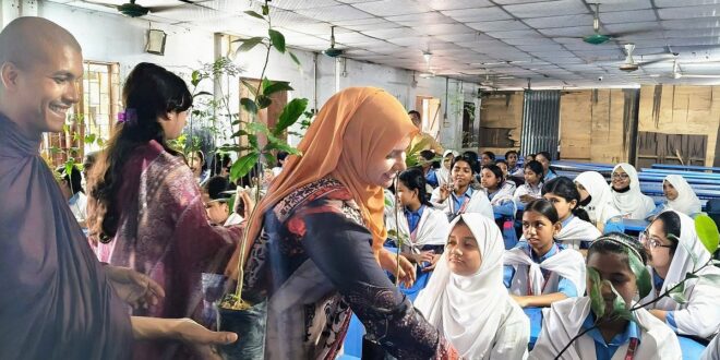 ‘আজকে গাছ উপহার পেয়ে মনটাই ভালো হয়ে গেল’