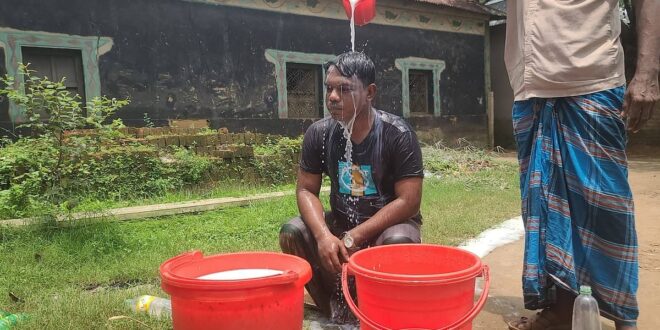 দুধ দিয়ে গোসল করে রাজনীতি ছাড়ার ঘোষণা বহিষ্কৃত যুবদল নেতার