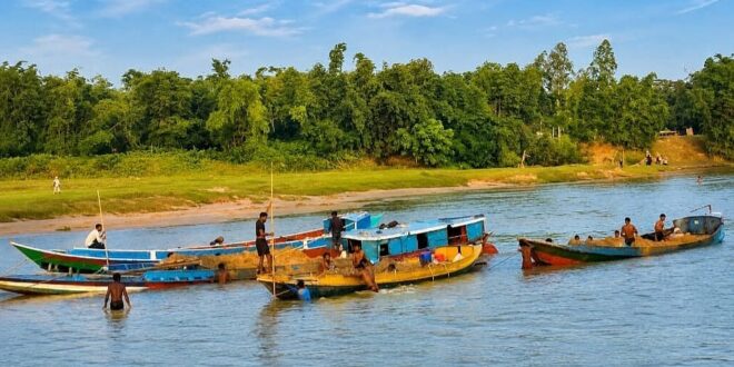বালু তুলতে গিয়ে দুই নৌকার মাঝে চাপা পড়ে শ্রমিক নিহত