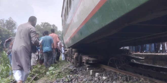 সিরাজগঞ্জে ট্রেন লাইনচ্যুতি: ঘটনাস্থলে এসেছে উদ্ধারকারী ট্রেন, তদন্ত কমিটি গঠন