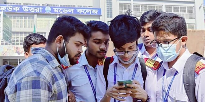এসএসসির ফল: শিক্ষার্থীদের বেহুদা টেনশনে রেখে কার কী লাভ
