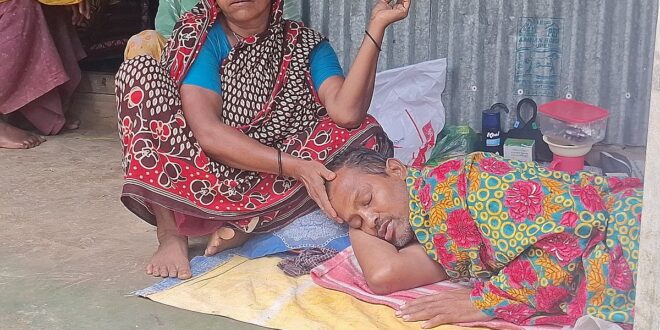 সখীপুরে রাস্তায় রেখে যাওয়া অসুস্থ জামালের চিকিৎসায় চাঁদা তুলছেন গ্রামবাসী