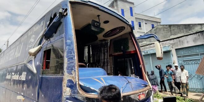 ভোরে যাত্রীবাহী বাসের ধাক্কায় ৭ শ্রমিক নিহত, আহত অন্তত ১৫