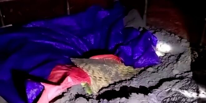 দাফনের সাত ঘণ্টা পর ‘জিনের কথায়’ কবর খুঁড়ে তোলা হলো মরদেহ, এরপর কী হলো