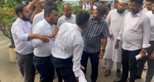 আদালত প্রাঙ্গণে বিএনপি ও আওয়ামী লীগ–সমর্থক আইনজীবীদের হাতাহাতি