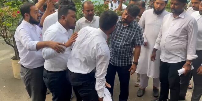 আদালত প্রাঙ্গণে বিএনপি ও আওয়ামী লীগ–সমর্থক আইনজীবীদের হাতাহাতি