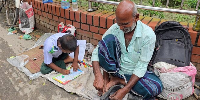 জুতা সেলাই করে ছেলেকে পড়ালেখা করানোর স্বপ্ন সাগর রবিদাসের
